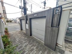 敷地内ゴミ置き場有。