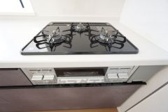 3種類の料理が同時に調理できる、3口ガスコンロ。忙しい夕食の支度時間が短縮できて効率よくお料理が楽しめます。