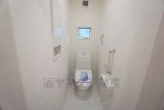 温水洗浄機付トイレです。節水機能もあるので、安心して使えますね。もちろん、1階2階の2ヶ所にトイレがあるので、忙しい朝にもゆとりができますね。