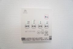 雨の日の洗濯も安心できる浴室暖房乾燥機付き浴室。リモコンで操作もボタン1つで簡単。