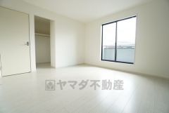 主寝室としてお使いいただけそうなこちらのお部屋は、日当たりが良く、爽やかな風を感じて起きる朝は、快適生活の始まりに。