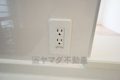 流し台とコンロの間にコンセントを設置しました。最新調理家電を使って時短できますよ＾＾