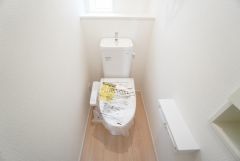 1階2階の2ヶ所にトイレがありますので、忙しい朝にも家族に気を使わず、ゆとりが生まれますね＾＾ 小窓付きで換気する時に便利です＾＾ 