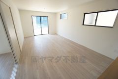 大きな掃き出し窓のあるリビングは、陽光あふれる明るい空間です。ゆったりと寛げる憩いの場となりそうです。