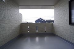 南東側に面した大型のバルコニーは日当たり良好です。お洗濯物も気持ちよく干せそうです。日光浴をしたり、星を眺めたりも良いですね^^