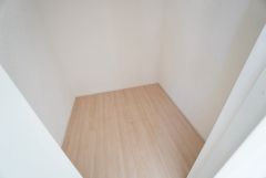 収納力豊富なウォークインクローゼット。洋服や小物などを1箇所にまとめて美しい収納を実現します。スーツケースのような大型の荷物も置けます＾＾