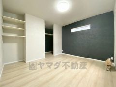 主寝室としてお使いいただけそうなこちらのお部屋は、日当たりが良く、爽やかな風を感じて起きる朝は、快適生活の始まりに。