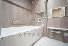 1日の疲れを癒すくつろぎのバスルーム。足を伸ばしてもゆったりと入れるサイズです。お子様と一緒にお風呂に入っても狭くないですね＾＾ 