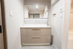 三面鏡裏収納付き洗面化粧台です＾＾ 歯磨きセットやスキンケア用品などの収納にご利用いただけます。 生活感も隠すことができ、来客時に活躍＾＾
