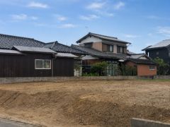 カースペースはゆとりある4台分確保＾＾マイカー用に、お客さま用に、余裕を持ってご利用いただけます。