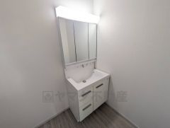 三面鏡裏収納付き洗面化粧台です＾＾ 歯磨きセットやスキンケア用品などの収納に便利ですね。 生活感も隠すことができ、来客時にも安心です。