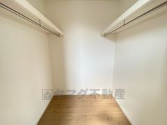 寝室にはハンガーパイプ付きのウォークインクローゼットが設けられています。たっぷり収納できるので衣替えの心配もいりませんね＾＾ 
