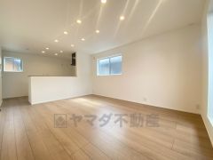 ご家族で団らんの時間を過ごすリビングダイニング。