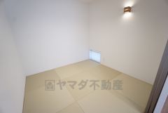 リビング隣には、ホッとできる和室4.5帖を用意。お子様のお昼寝スペースや書斎としても活躍してくれそうです＾＾扉を開けてリビングとの一体利用も可能です＾＾