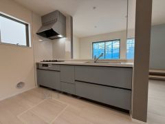 対面式キッチンなのでリビングにいるご家族とコミュニケーションを取りながら洗い物や、お料理が楽しめそうですね＾＾