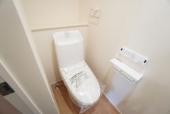 1階2階の2ヶ所にトイレがありますので、忙しい朝にも家族に気を使わず、ゆとりが生まれますね＾＾ 小窓付きで換気する時に便利です＾＾