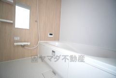 1日の疲れを癒すくつろぎのバスルーム。足を伸ばしてもゆったりと入れるサイズです。お子様と一緒にお風呂に入っても狭くないですね＾＾
