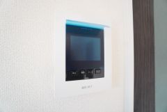 防犯性、セキュリティ対策に安心できるテレビモニター付きインターフォンです。セールスマン対策にもなり安心できます。
