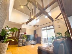 約24帖。家族が集まる開放的なリビング。思い思いの時間を過ごしたり食事をしたり、素敵な団らんの場になりますね。