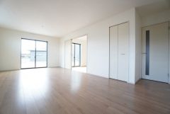 大きな掃き出し窓のあるリビングは、陽光あふれる明るい空間です。ゆったりと寛げる憩いの場となりそうです。