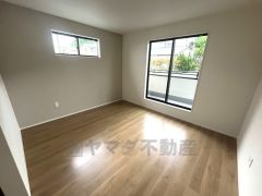 7帖。主寝室としてお使いいただけそうなこちらのお部屋は、日当たりが良く、爽やかな風を感じて起きる朝は、快適生活の始まりに。