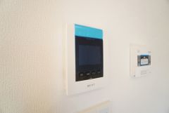 防犯はもちろん、セールスマン対策にもなるモニター付きインターホンです。 来訪者の顔が見えるので安心ですね＾＾