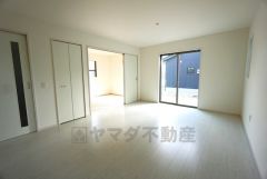 大きな掃き出し窓のあるリビングは、陽光あふれる明るい空間です。ゆったりと寛げる憩いの場となりそうです。