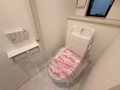 1階2階の2ヶ所にトイレがありますので、忙しい朝にも家族に気を使わず、ゆとりが生まれますね＾＾ 小窓付きで換気する時に便利です＾＾