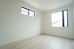 2面採光を確保した明るい室内は、風通しも良く、大変居心地の良い空間となっております。日当たりがよく、子供部屋としての利用もおすすめ。