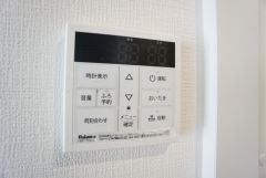 キッチン横からお湯張り、追い炊き、足し湯がボタン一つで楽々操作できる給湯機リモコンです。忙しい夕飯準備の時間帯に重宝しますね。