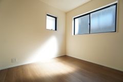 2面採光を確保した明るい室内は、風通しも良く、大変居心地の良い空間となっております。爽やかな風を感じて起きる朝は、快適生活の始まりに。