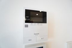 防犯はもちろん、セールスマン対策にもなるモニター付きインターホンです。お子さん1人での留守番時にも活躍しそうです。