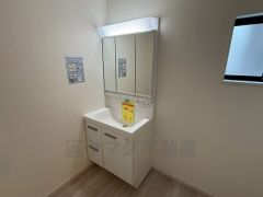 三面鏡裏収納付き洗面化粧台です＾＾ 歯磨きセットやスキンケア用品などの収納に便利ですね。 生活感も隠すことができ、来客時にも安心です。