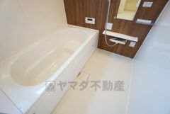 1日の疲れを癒すくつろぎのバスルーム。足を伸ばしてもゆったりと入れるサイズです。お子様と一緒にお風呂に入っても狭くないですね^^