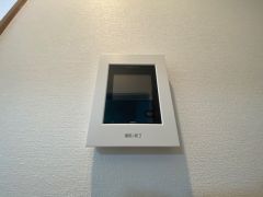 防犯はもちろん、セールスマン対策にもなるモニター付きインターホンです。 来訪者の顔が見えるので安心ですね＾＾
