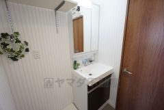 三面鏡裏収納付き洗面化粧台です＾＾ 歯磨きセットやスキンケア用品などの収納に便利ですね。アクセントクロスで爽やかな洗面室です＾＾ 