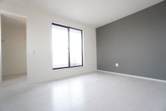 8.2帖。主寝室としてお使いいただけそうなこちらのお部屋は、日当たりが良く、爽やかな風を感じて起きる朝は、快適生活の始まりに。