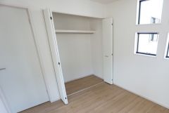 洋室にはハンガーパイプ付きのクローゼットが設けられています。たっぷり収納できるので衣替えの心配もいりませんね＾＾