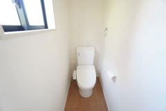 1階2階の2ヶ所にトイレがありますので、忙しい朝にも家族に気を使わず、ゆとりが生まれますね＾＾ 小窓付きで換気する時に便利です＾＾