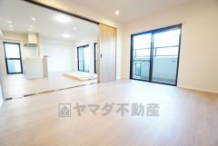 大きな掃き出し窓のあるリビングは、陽光あふれる明るい空間です。ゆったりと寛げる憩いの場となりそうです。