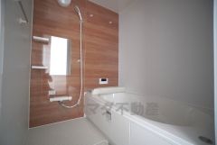 1日の疲れを癒すくつろぎのバスルーム。足を伸ばしてもゆったりと入れるサイズです。お子様と一緒にお風呂に入っても狭くないですね＾＾