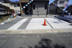 駐車スペースはゆとりある3台分を確保。（車種による）マイカー用に、お客さま用に、余裕を持ってご利用いただけます。