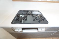 同時にたくさんの料理が調理できる3口コンロ。長時間熱を通しておきたい煮込み料理を作りながら、炒め物など同時進行で進められます。