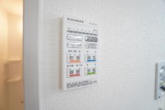 雨の日の洗濯も安心できる浴室暖房乾燥機付き浴室。リモコンで操作もボタン1つで簡単。