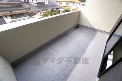 広々としたバルコニー。天気のいい日にはお布団もまとめて干せそうですね＾＾ 陽当たり、風通し良好です＾＾