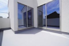 南側に面した大型のバルコニーは日当たり良好です。お洗濯物も気持ちよく干せそうです。日光浴をしたり、星を眺めたりも良いですね^^