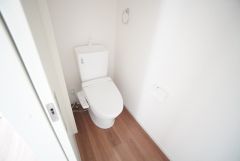 温水洗浄機付トイレです。節水機能もあるので、安心して使えますね。もちろん、1階2階の2ヶ所にトイレがあるので、忙しい朝にもゆとりができますね。