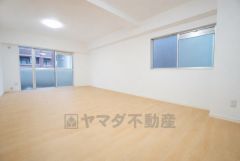 大きな掃き出し窓のあるリビングは、陽光あふれる明るい空間です。ゆったりと寛げる憩いの場となりそうです。