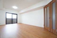 大きな掃き出し窓のあるリビングは、陽光あふれる明るい空間です。ゆったりと寛げる憩いの場となりそうです。