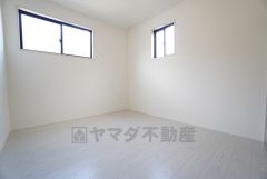 2面採光を確保した明るい室内は、風通しも良く、大変居心地の良い空間となっております。日当たりがよく、子供部屋としての利用もおすすめ。